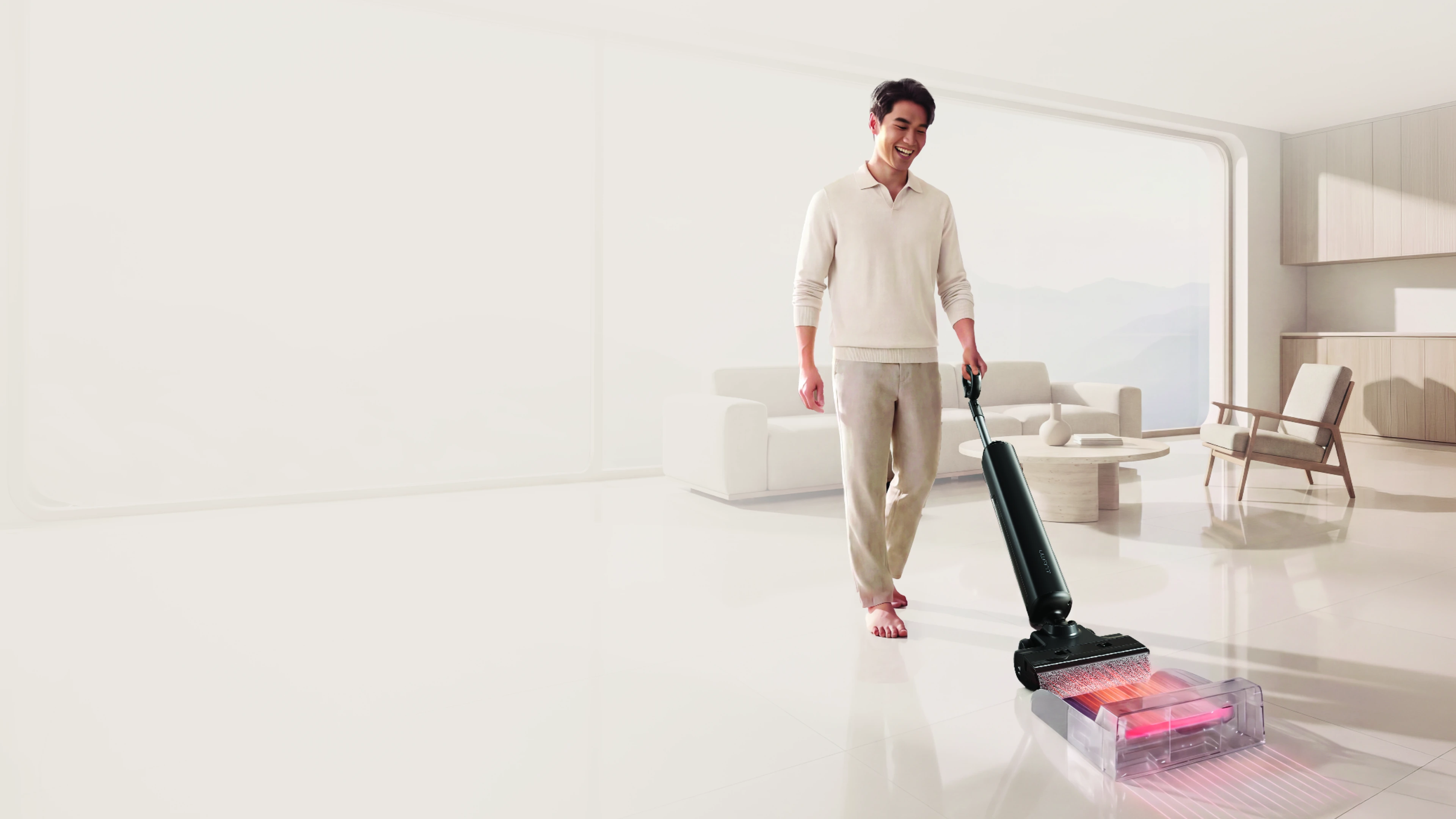 Người dùng châu Á đang sử dụng S600 màu đen trong phòng khách